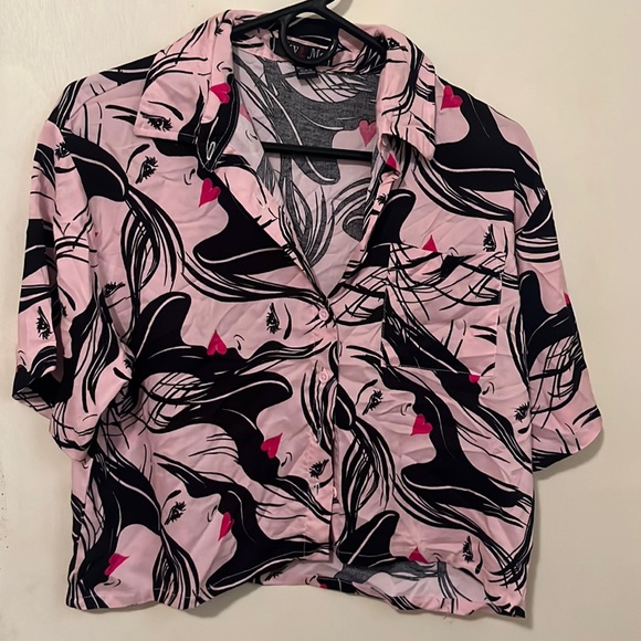 Accessories - NWOT …SIZE M..Cute pink Face Shirt